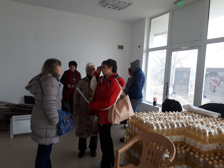 Кметове на населени места подпомагат разпределението на хранителни пакети от БЧК