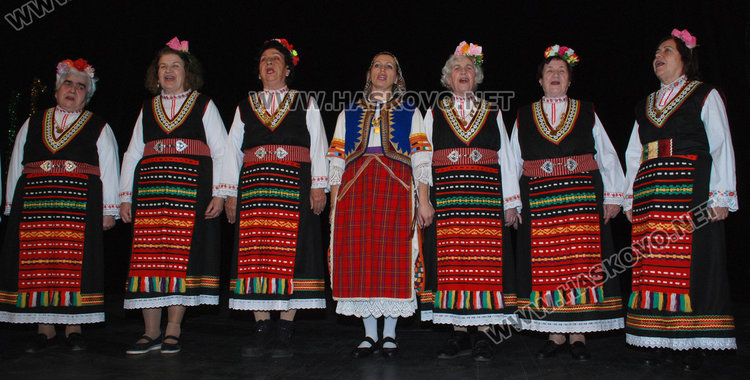 Ансамбъл „Китна Тракия“ с предколеден концерт в театъра
