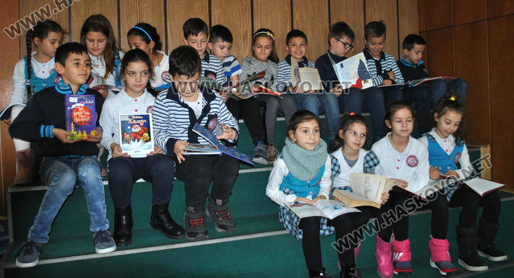 Второкласници с първа коледна салфетка за колекция 