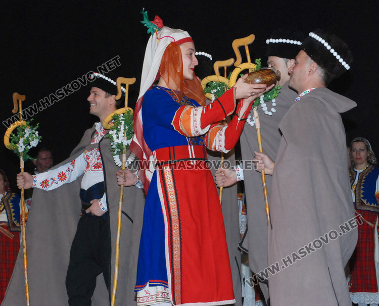 Ансамбъл „Китна Тракия“ с предколеден концерт в театъра