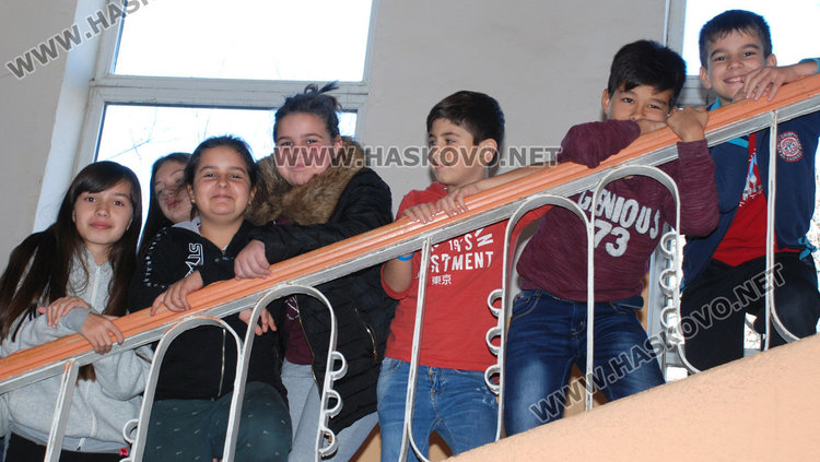 Ученичка от "Смирненски" организира благотворителен базар в подкрепа на деца