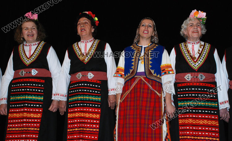 Ансамбъл „Китна Тракия“ с предколеден концерт в театъра
