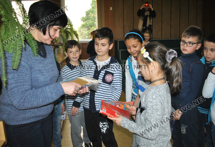 Второкласници с първа коледна салфетка за колекция 