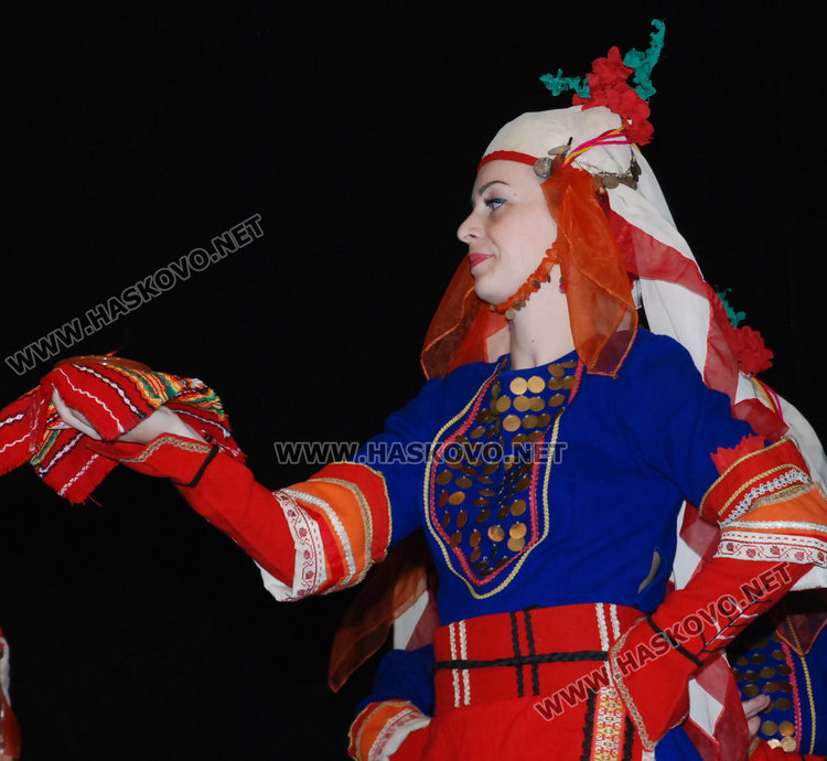 Ансамбъл „Китна Тракия“ с предколеден концерт в театъра