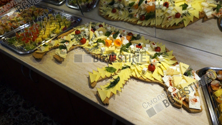 На младите си колеги от Смолян шеф Манчев разказа случка от преди 10 години, когато на гости в България му идва колега с Мишлен звезда- критерий за високо качество на храната . „Работил съм в Швейцария при него и единственото, от което се впечатли е, като видя как една баба навива сармичките в ръчичка".