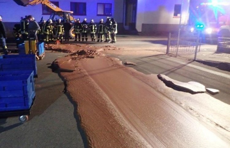 Шоколаденo бедствие: Тон изтече и замръзна на улицата