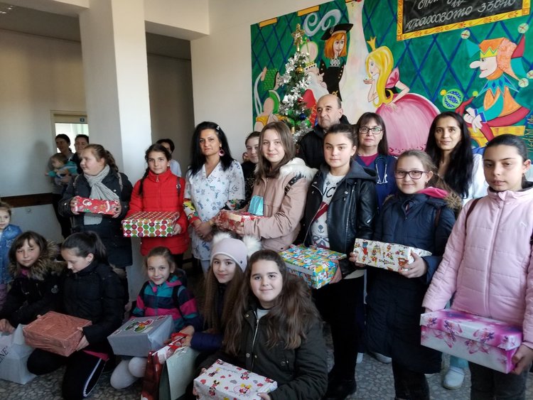 Деца от клуба на младия журналист от Стремци дариха малчугани в болницата за Коледа