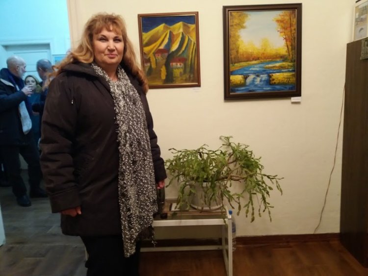 Йорданка ЯнковаДружеството на Първомайските художници откри изложба в галерия „Тоска“. Предколедното събитие се превръща в традиция, а творците вече са 11. Всеки от тях има собствен почерк и идеи и в същото време повечето са и с различни професии, далече от изобразителното изкуство. Зимни пейзажи, навяващи студ, сгушени селски къщи, пеперуди и космически видения могат да видят посетителите. За пръв до тях са подредени творби от дърворезба. Майсторът им е Ангел Попчев. Той сподели, че с дърворезба се занимава от младежките си години, но ѝ се отдава след пенсионирането си през 1995 година. Сред любимите му теми са библейските. Най-големите светии и Тайната вечеря са сред изложените произведения. За пръв път към инициативата се включва и Йорданка Янкова, която впечатли присъстващите с „Мелнишки пейзаж“. Тя обеща да присъства по-често в изявите на дружеството, макар да няма много време да посяга към боите и четките. Освен с платно и бои, прави картини от естествени материали, но обикновено те са по поръчка или за подарък. Тоска Запрянова, Зорка Каразапрянова, Ивайло Налбантов, Мирослава Панайотова, Петър Кацаров, Магдалена Хубинова, Иван Павлов, Милена Чолакова, Иван Генов, Йорданка Янкова и Ангел Попчев бяха поздравени от заместник-кмета на общината Николай Митков. В словото си, с което откри изложбата, той сподели радостта си, че ставаме свидетели на утвърждаването на традиция, а художниците все по-трайно присъстват в културния живот на Първомай.