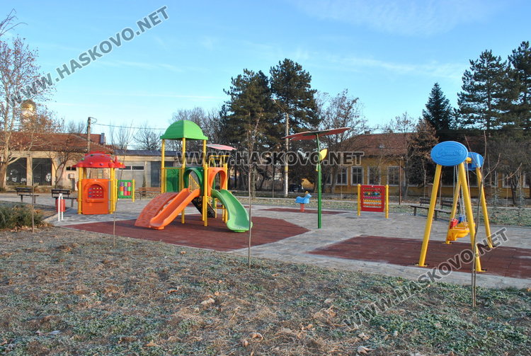 Вандали трошат новата детска площадка в Болярово