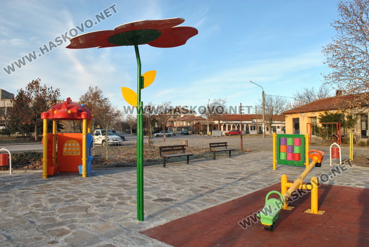 Вандали трошат новата детска площадка в Болярово