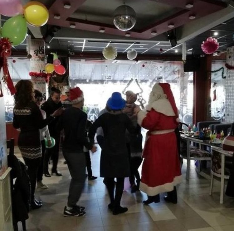 Жените-социалистки дариха радост на деца в неравностойно положение