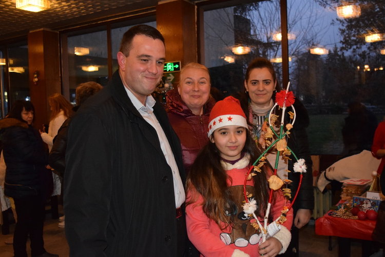 Гимназията по туризъм със свой щанд на благотворителния коледен базар в Кърджали