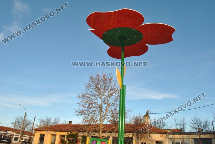 Вандали трошат новата детска площадка в Болярово