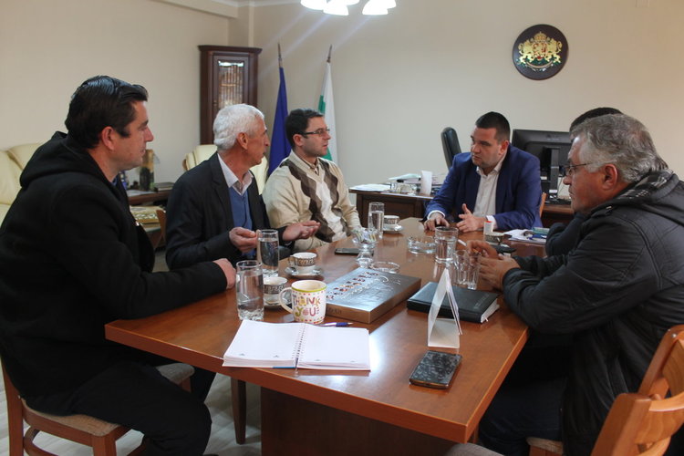 Жителите на Кран връщат децата си на училище, ремонтът на шосето ще продължи и в община Кирково