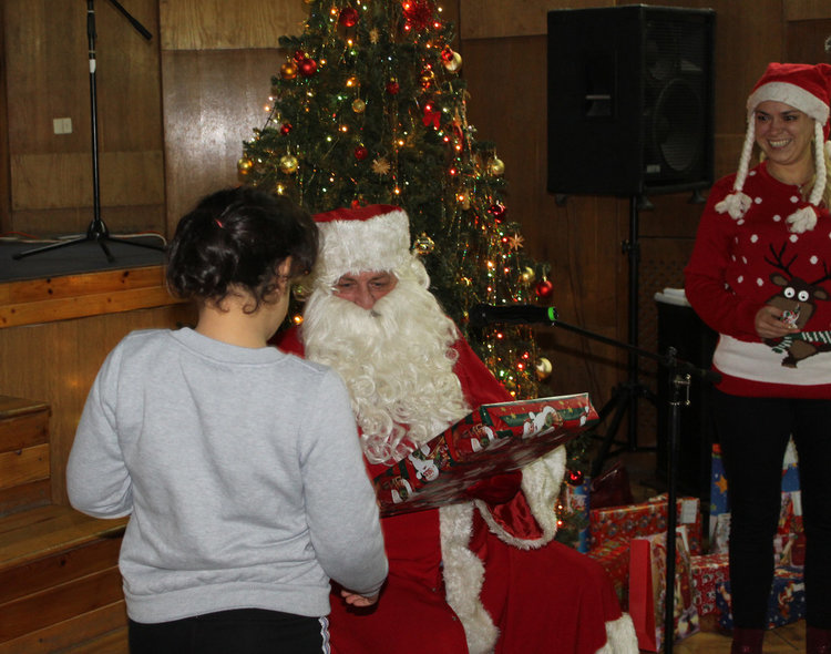 Децата от приемни семейства в Хасково получиха подаръци от Дядо Коледа
