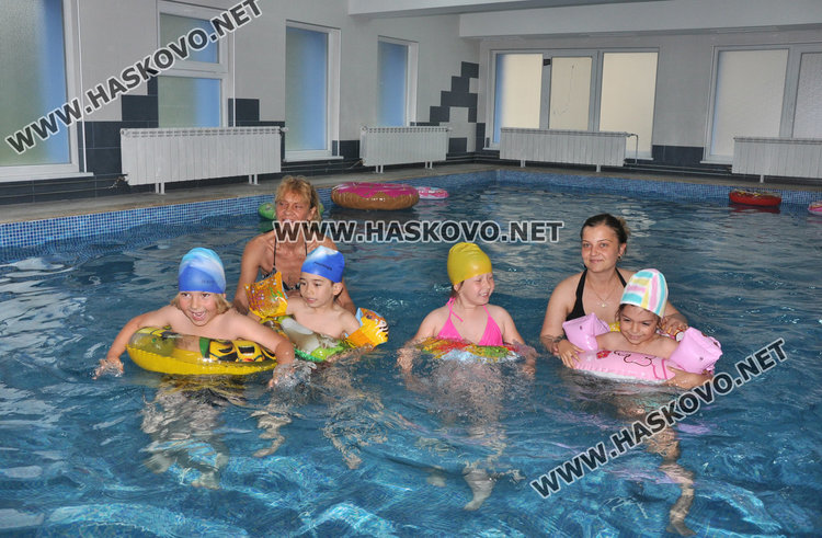 Закритият басейн в "Елхица"