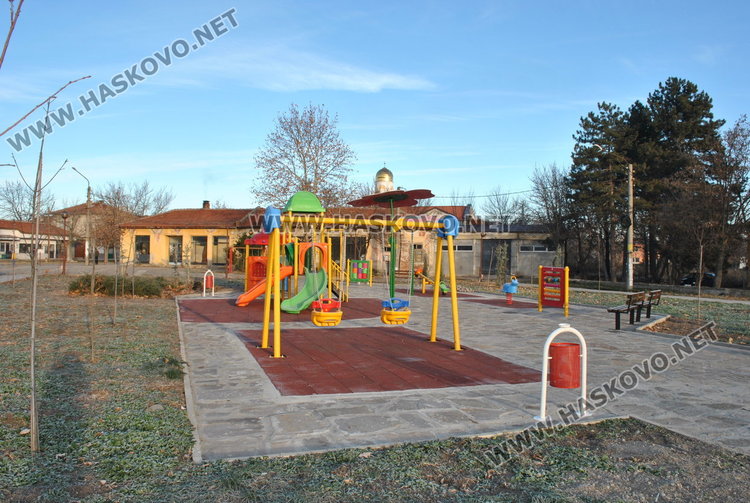 Вандали трошат новата детска площадка в Болярово