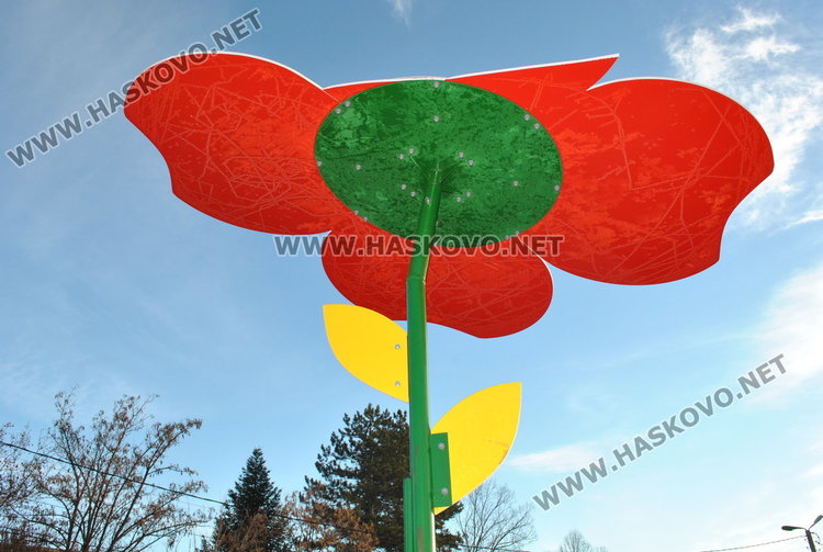 Вандали трошат новата детска площадка в Болярово