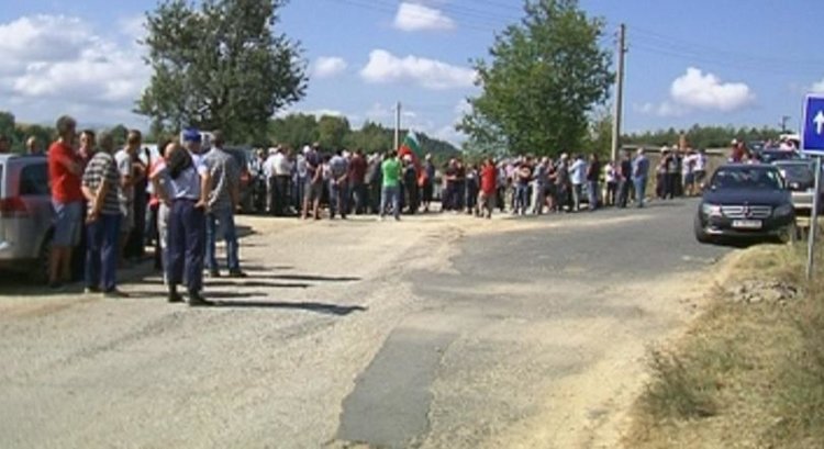 Родители от Кирково подготвят нов протест заради неремонтиран път