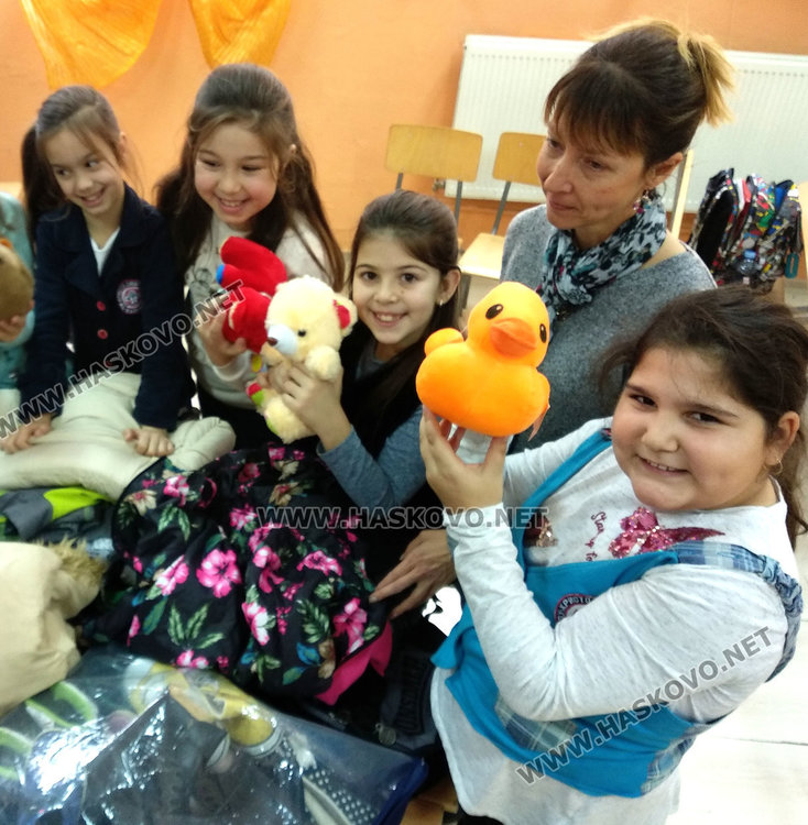  Второкласници събраха осем чувала с дрехи за изоставени деца