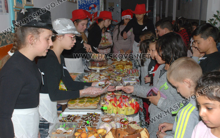 Училището в Конуш с базар за Ади и невероятна коледна украса