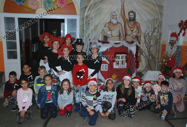 Училището в Конуш с базар за Ади и невероятна коледна украса