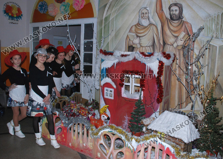 Училището в Конуш с базар за Ади и невероятна коледна украса