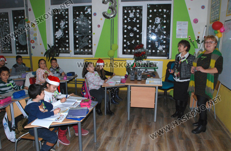 Училището в Конуш с базар за Ади и невероятна коледна украса