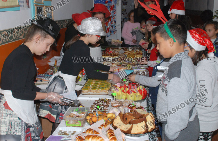 Училището в Конуш с базар за Ади и невероятна коледна украса