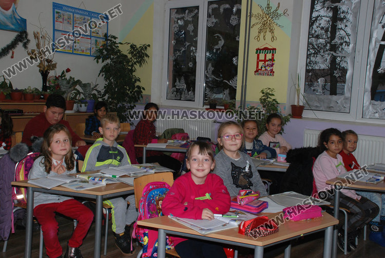 Училището в Конуш с базар за Ади и невероятна коледна украса