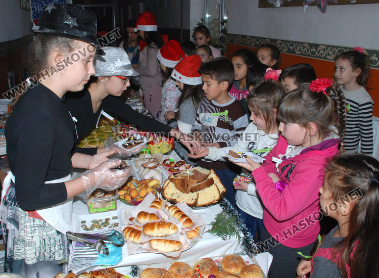 Училището в Конуш с базар за Ади и невероятна коледна украса