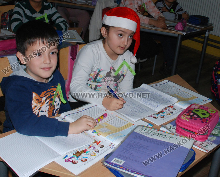 Училището в Конуш с базар за Ади и невероятна коледна украса