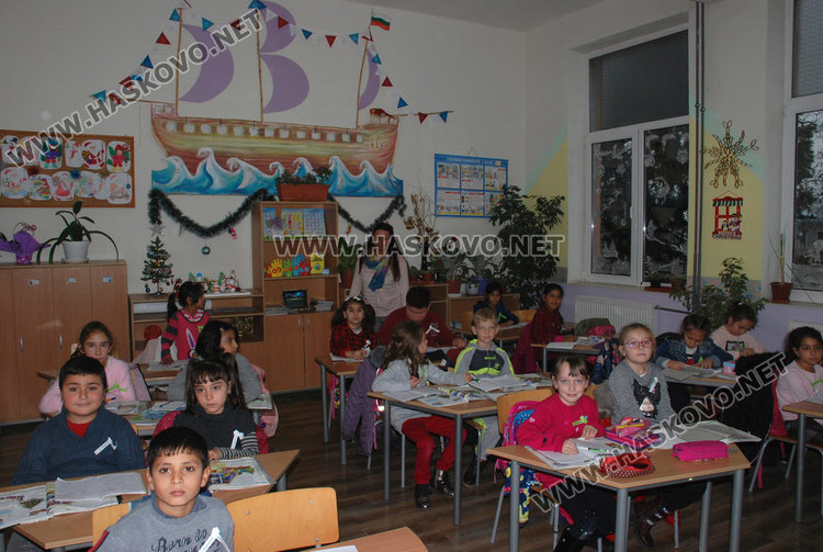 Училището в Конуш с базар за Ади и невероятна коледна украса