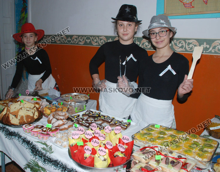 Училището в Конуш с базар за Ади и невероятна коледна украса