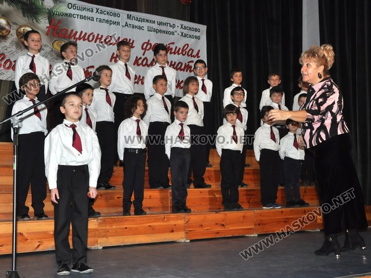 Най-малките участници откриха 3-тия Национален фестивал на коледната и новогодишната  песен в Хасково