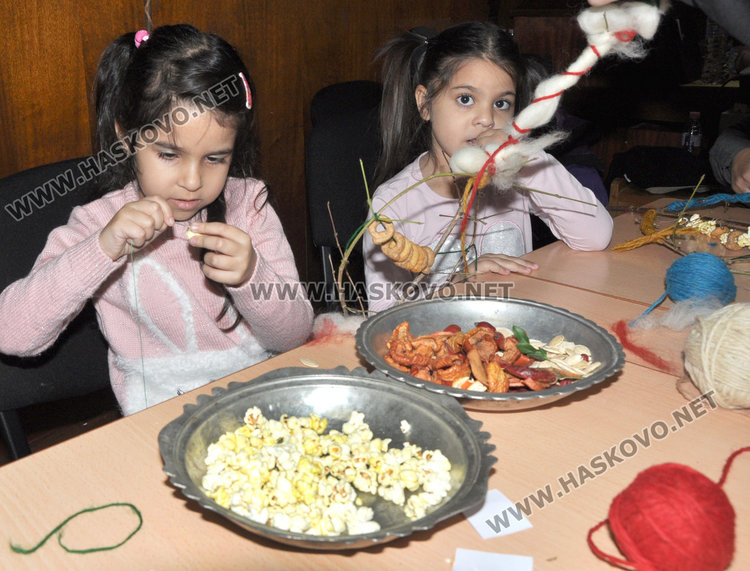 Малки и големи украсиха сурвачките за Васильовден в Музея