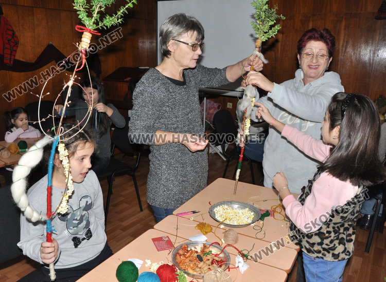Малки и големи украсиха сурвачките за Васильовден в Музея