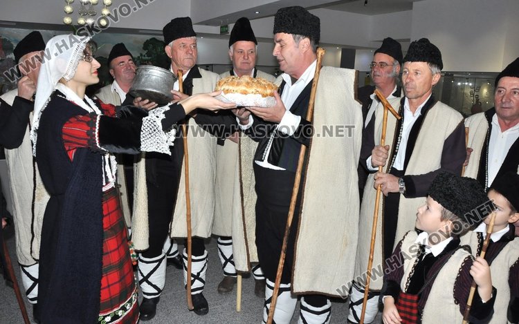 Най-малките участници откриха 3-тия Национален фестивал на коледната и новогодишната  песен в Хасково