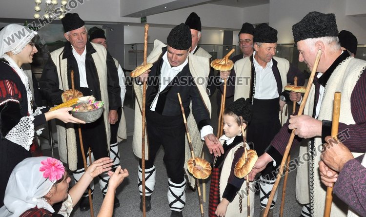 Най-малките участници откриха 3-тия Национален фестивал на коледната и новогодишната  песен в Хасково