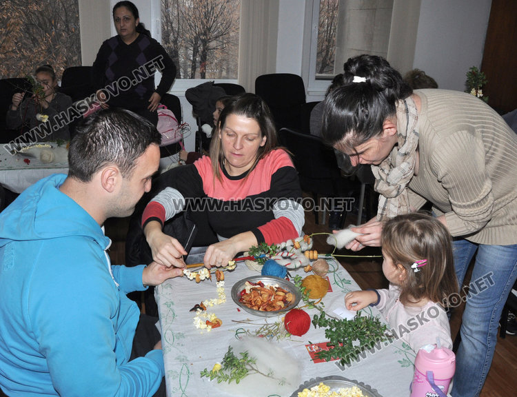 Малки и големи украсиха сурвачките за Васильовден в Музея