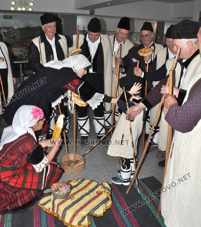 Най-малките участници откриха 3-тия Национален фестивал на коледната и новогодишната  песен в Хасково