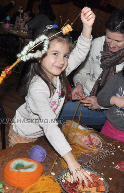 Малки и големи украсиха сурвачките за Васильовден в Музея