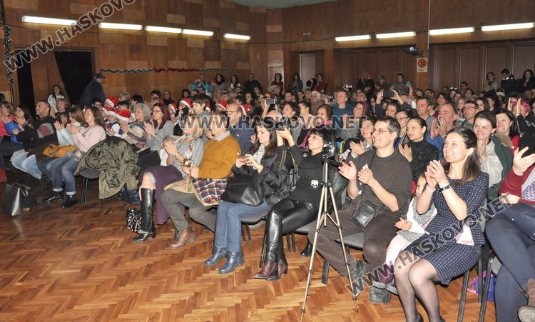 Най-малките участници откриха 3-тия Национален фестивал на коледната и новогодишната  песен в Хасково