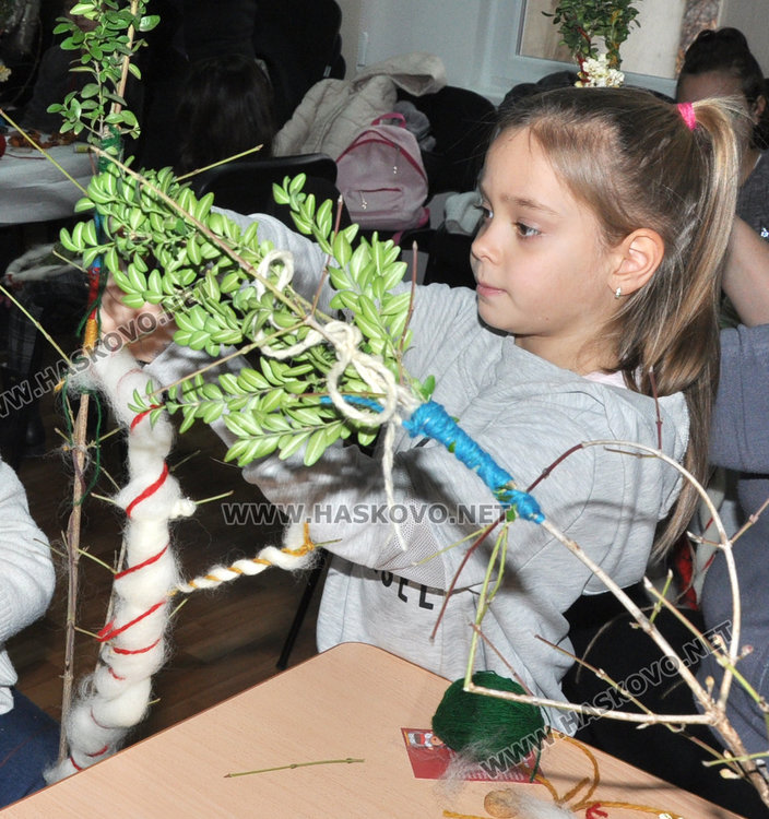 Малки и големи украсиха сурвачките за Васильовден в Музея