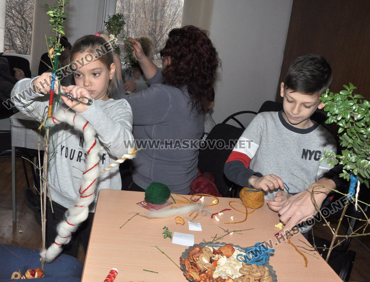 Малки и големи украсиха сурвачките за Васильовден в Музея