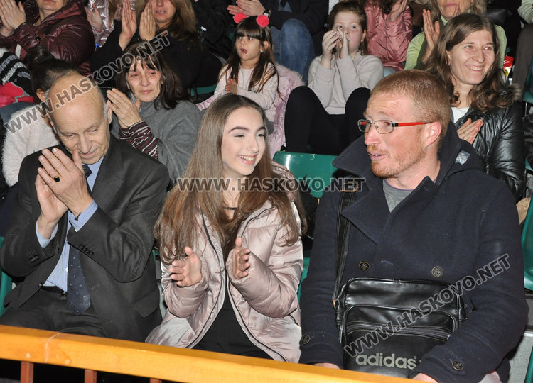 Благотворителният концерт за Ади събра стотици в зала „Дружба“