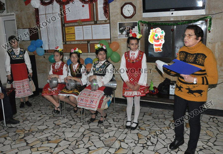 Стихове и песни със съпровод на тарамбуки веселиха старците в Кенана