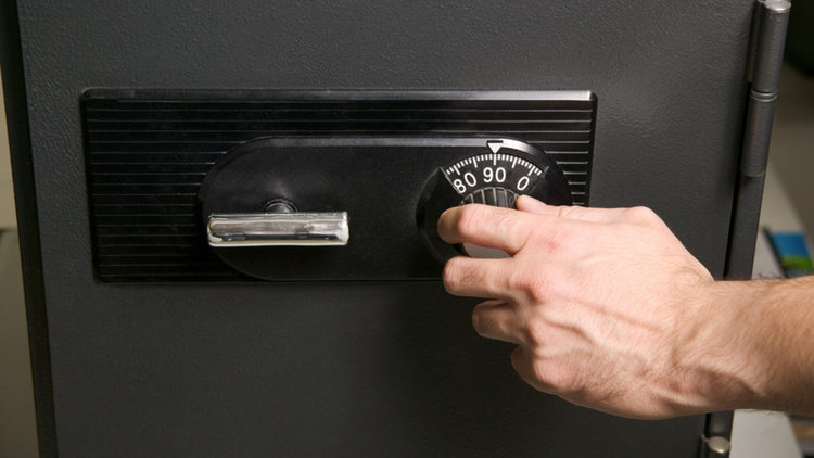 Задигнаха цял сейф плюс шест бона в евро