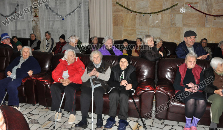 Стихове и песни със съпровод на тарамбуки веселиха старците в Кенана