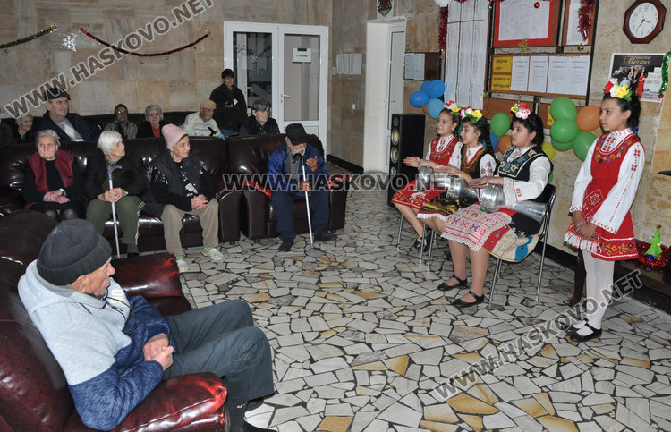 Стихове и песни със съпровод на тарамбуки веселиха старците в Кенана